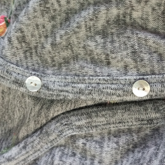 Fig and Flower Gray W/Floral Embroidery Button/Tie up Hi/Lo Top SZ 1X - Picture 10 of 10